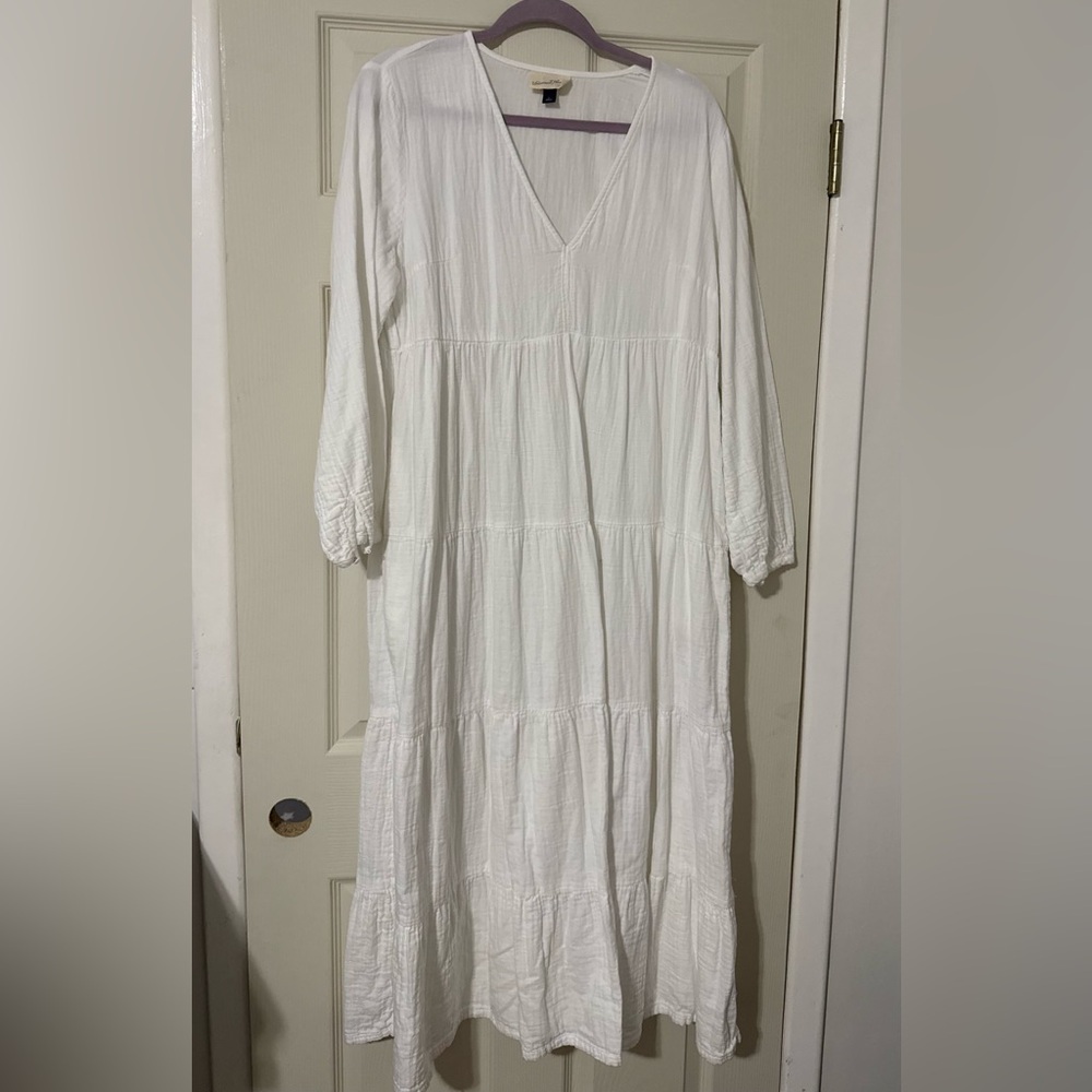 Universal Thread White V-Neck Top